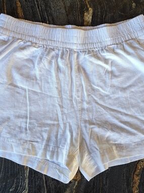 Old Navy Cream Elastic Waist Pull-On Shorts